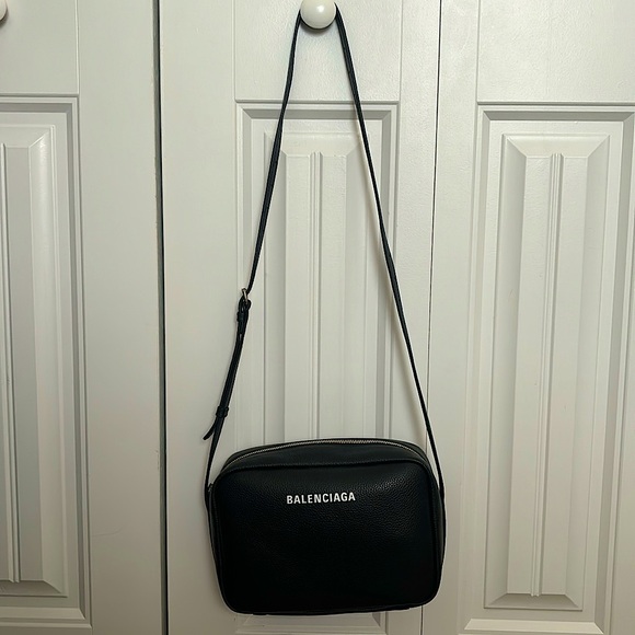 AUTHENTIC BALENCIAGA WOMEN'S EVERYDAY MEDIUM CAMERA BAG IN BLACK - Picture 2 of 5